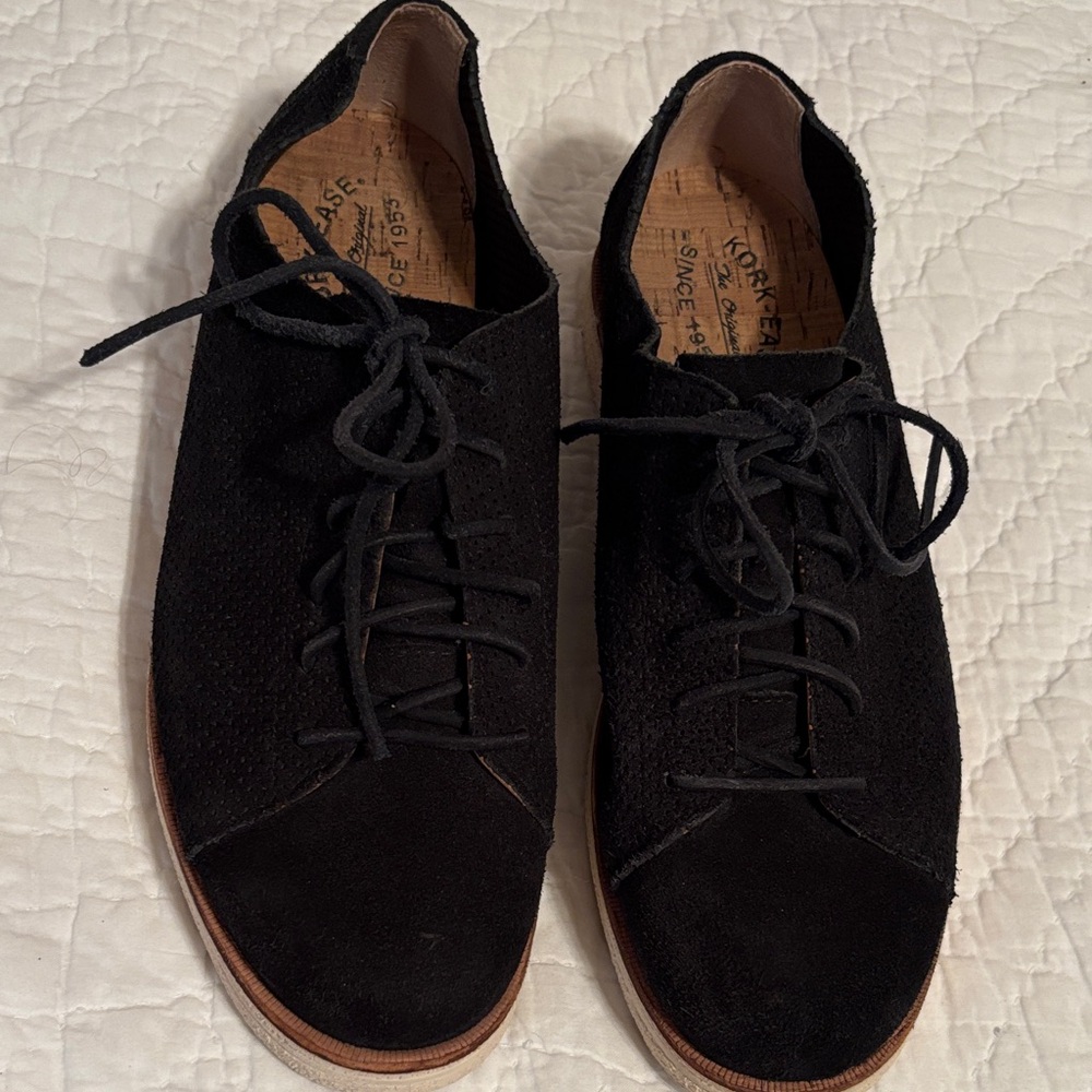 Kork-Ease Black Shoe with‎ Classic Lace-Up Design